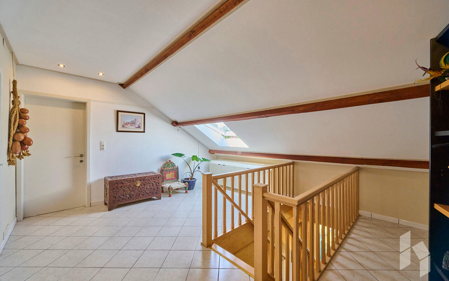 TROEVEN
- Levensloopbestendig
- Slaap/badkamer op begane grond
- Kangoeroewoning op verdieping
- 5 slaapkamers
- 2 Badkamers
- EPC Label B
- Veel lichtinval
- Tuin omheind en veel privacy
- Gezellig kerkdorp Sint Huibrechts Lille  