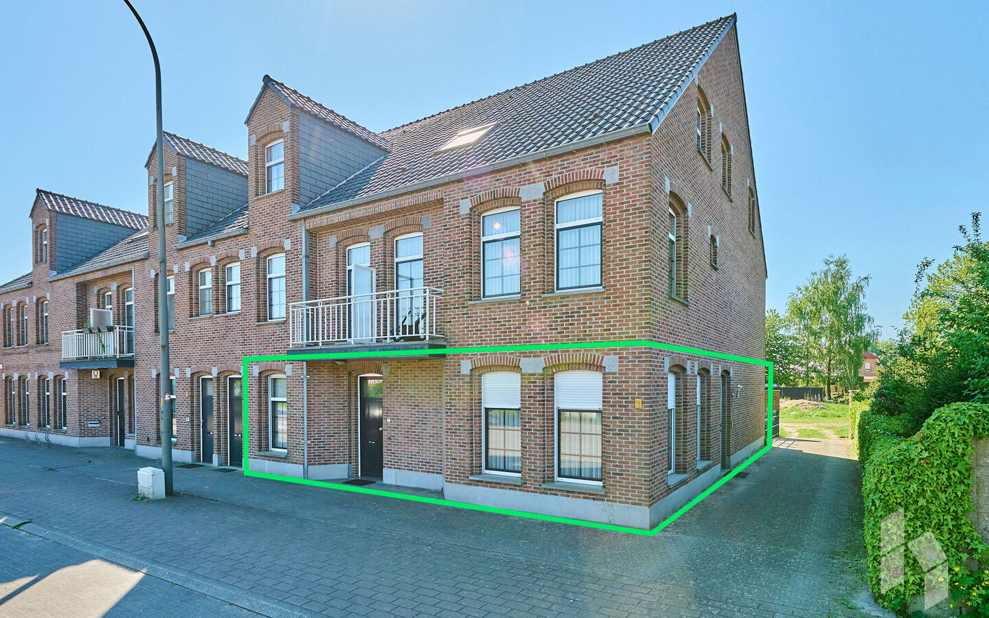 TROEVEN
- Levensloopbestendig appartement
- 3 slaapkamers 
- Rolluiken
- Massief houten parket 
- EPC Label C
- Asbestveilig
- Omheind terras met poortje op het zuidoosten 
- Aparte garage of fietsenbox
- Géén servicekosten