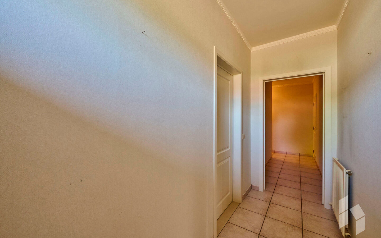 TROEVEN
- Levensloopbestendig appartement
- 3 slaapkamers 
- Rolluiken
- Massief houten parket 
- EPC Label C
- Asbestveilig
- Omheind terras met poortje op het zuidoosten 
- Aparte garage of fietsenbox
- Géén servicekosten