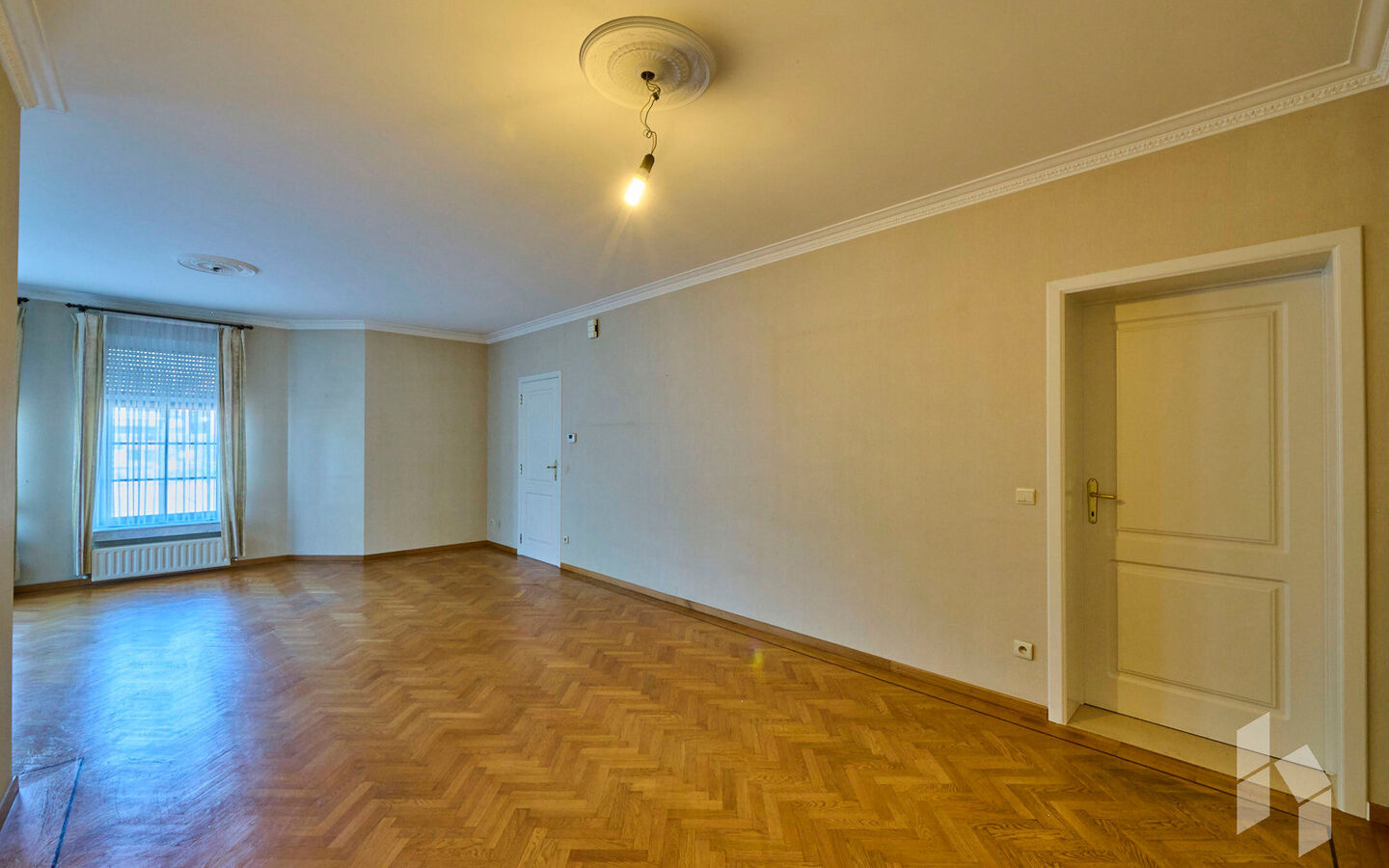 TROEVEN
- Levensloopbestendig appartement
- 3 slaapkamers 
- Rolluiken
- Massief houten parket 
- EPC Label C
- Asbestveilig
- Omheind terras met poortje op het zuidoosten 
- Aparte garage of fietsenbox
- Géén servicekosten