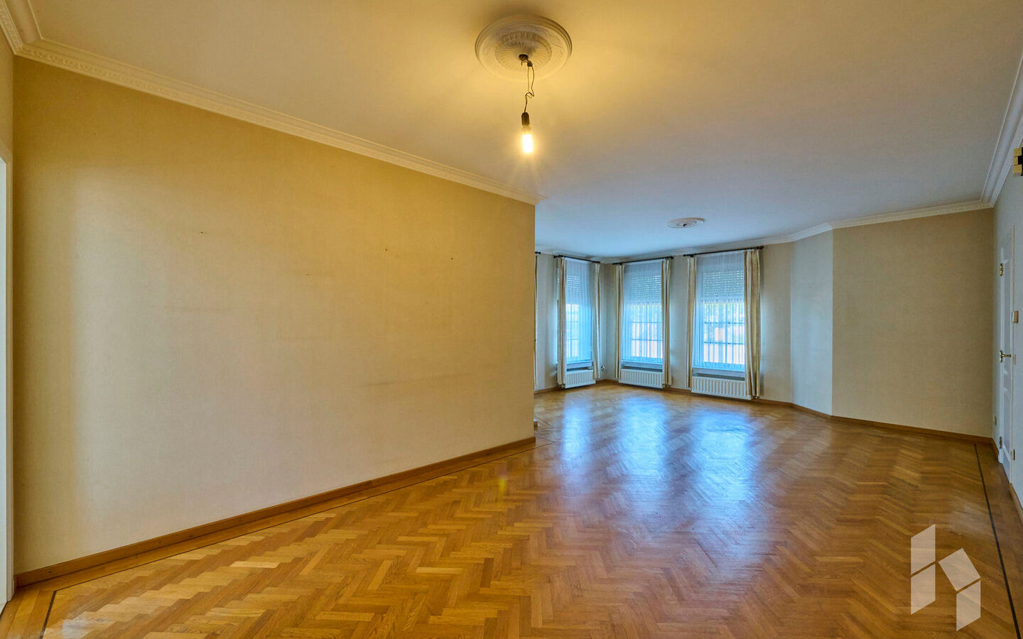 TROEVEN
- Levensloopbestendig appartement
- 3 slaapkamers 
- Rolluiken
- Massief houten parket 
- EPC Label C
- Asbestveilig
- Omheind terras met poortje op het zuidoosten 
- Aparte garage of fietsenbox
- Géén servicekosten