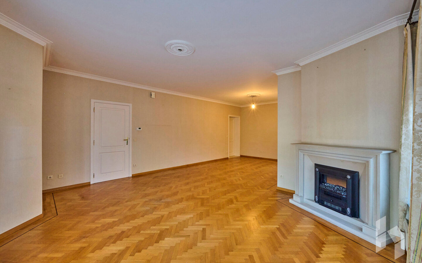 TROEVEN
- Levensloopbestendig appartement
- 3 slaapkamers 
- Rolluiken
- Massief houten parket 
- EPC Label C
- Asbestveilig
- Omheind terras met poortje op het zuidoosten 
- Aparte garage of fietsenbox
- Géén servicekosten