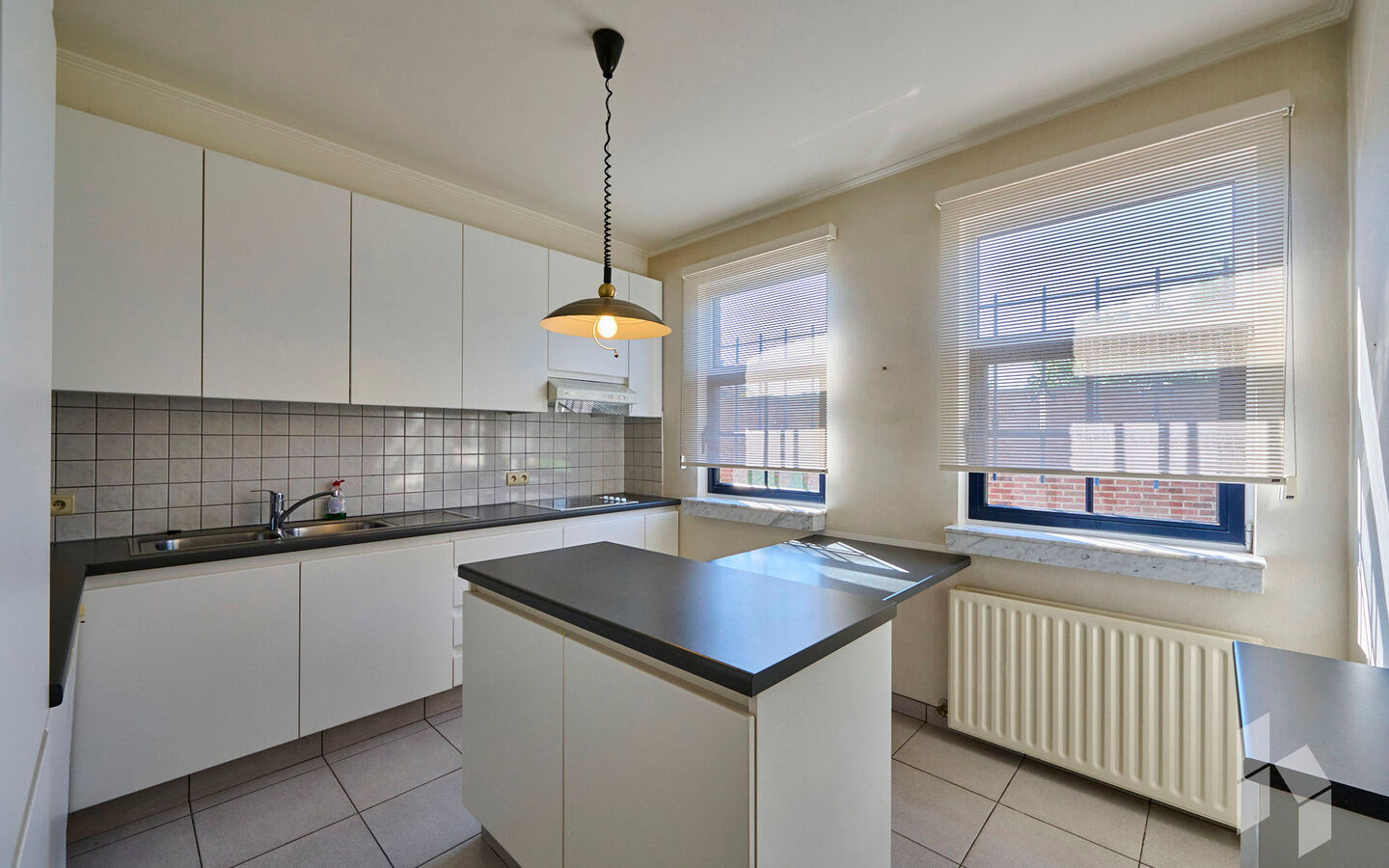 TROEVEN
- Levensloopbestendig appartement
- 3 slaapkamers 
- Rolluiken
- Massief houten parket 
- EPC Label C
- Asbestveilig
- Omheind terras met poortje op het zuidoosten 
- Aparte garage of fietsenbox
- Géén servicekosten