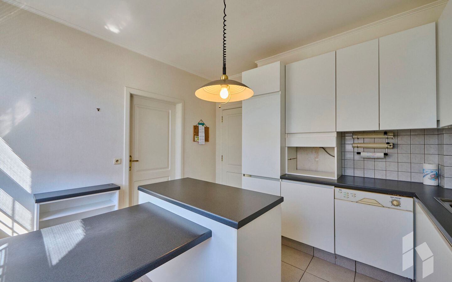 TROEVEN
- Levensloopbestendig appartement
- 3 slaapkamers 
- Rolluiken
- Massief houten parket 
- EPC Label C
- Asbestveilig
- Omheind terras met poortje op het zuidoosten 
- Aparte garage of fietsenbox
- Géén servicekosten