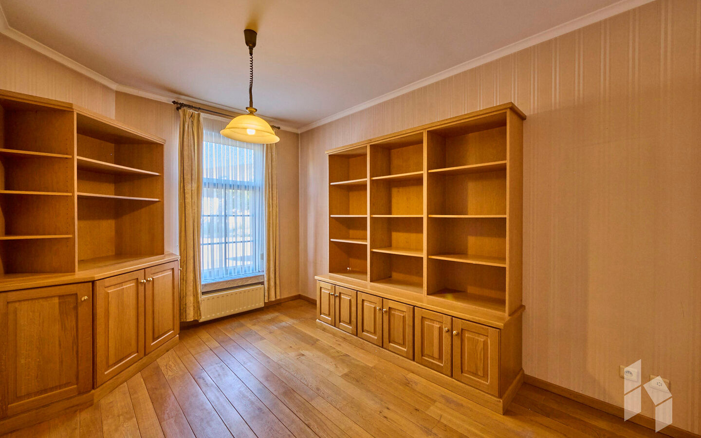 TROEVEN
- Levensloopbestendig appartement
- 3 slaapkamers 
- Rolluiken
- Massief houten parket 
- EPC Label C
- Asbestveilig
- Omheind terras met poortje op het zuidoosten 
- Aparte garage of fietsenbox
- Géén servicekosten