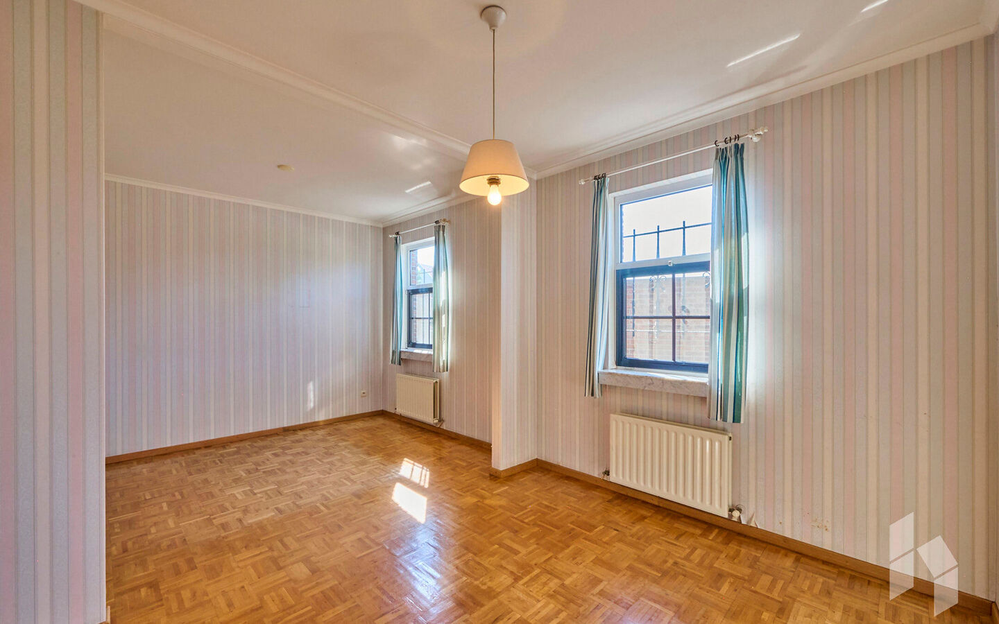 TROEVEN
- Levensloopbestendig appartement
- 3 slaapkamers 
- Rolluiken
- Massief houten parket 
- EPC Label C
- Asbestveilig
- Omheind terras met poortje op het zuidoosten 
- Aparte garage of fietsenbox
- Géén servicekosten