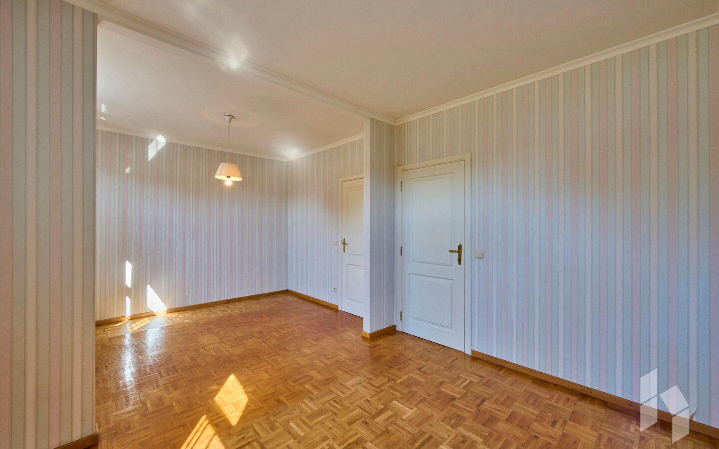TROEVEN
- Levensloopbestendig appartement
- 3 slaapkamers 
- Rolluiken
- Massief houten parket 
- EPC Label C
- Asbestveilig
- Omheind terras met poortje op het zuidoosten 
- Aparte garage of fietsenbox
- Géén servicekosten