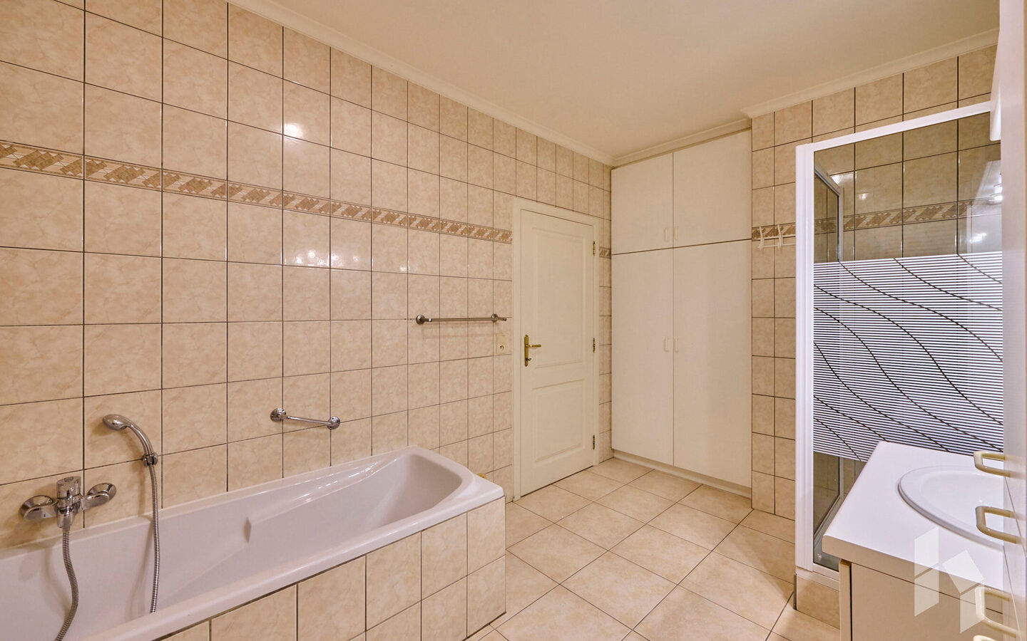 TROEVEN
- Levensloopbestendig appartement
- 3 slaapkamers 
- Rolluiken
- Massief houten parket 
- EPC Label C
- Asbestveilig
- Omheind terras met poortje op het zuidoosten 
- Aparte garage of fietsenbox
- Géén servicekosten