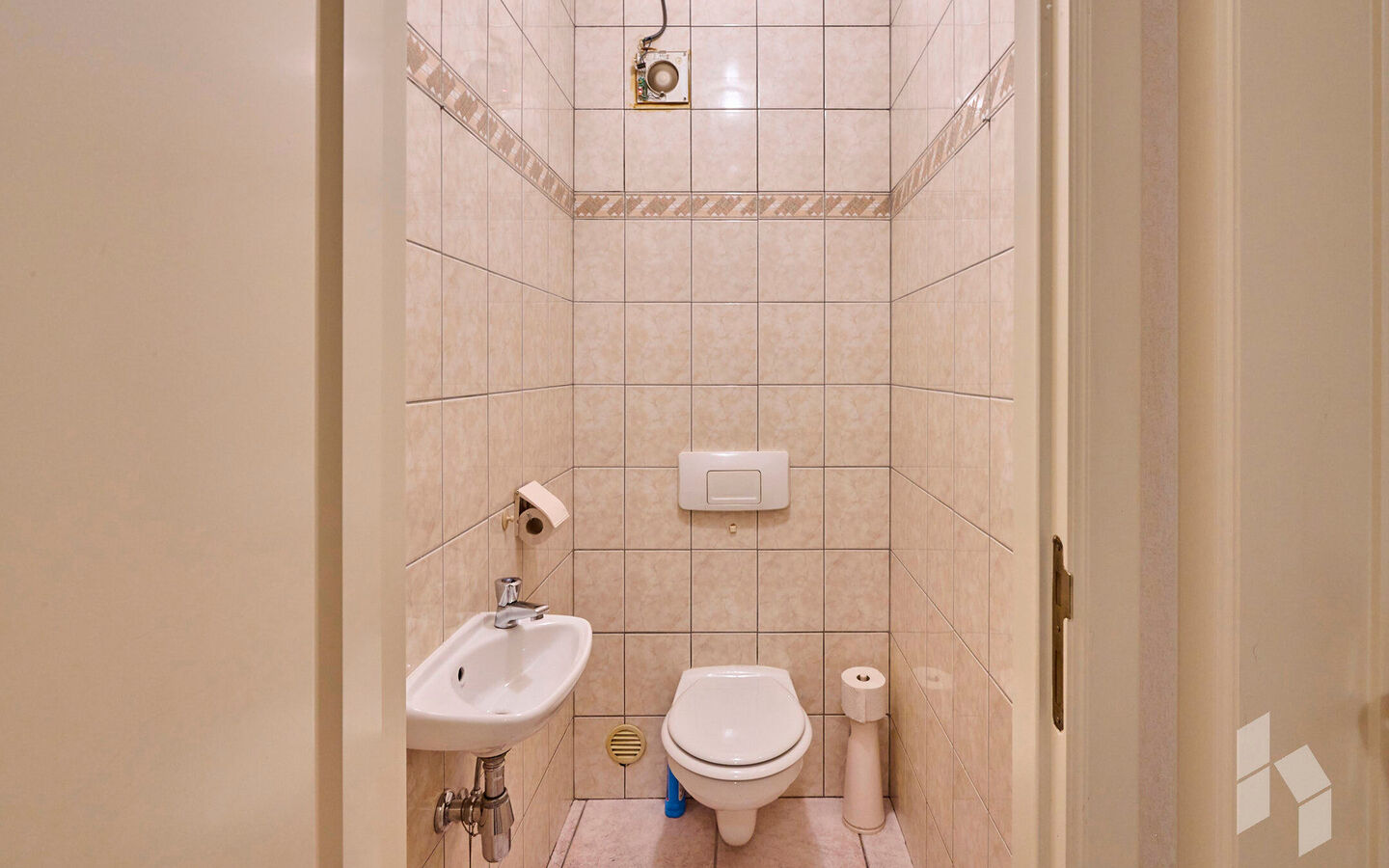 TROEVEN
- Levensloopbestendig appartement
- 3 slaapkamers 
- Rolluiken
- Massief houten parket 
- EPC Label C
- Asbestveilig
- Omheind terras met poortje op het zuidoosten 
- Aparte garage of fietsenbox
- Géén servicekosten