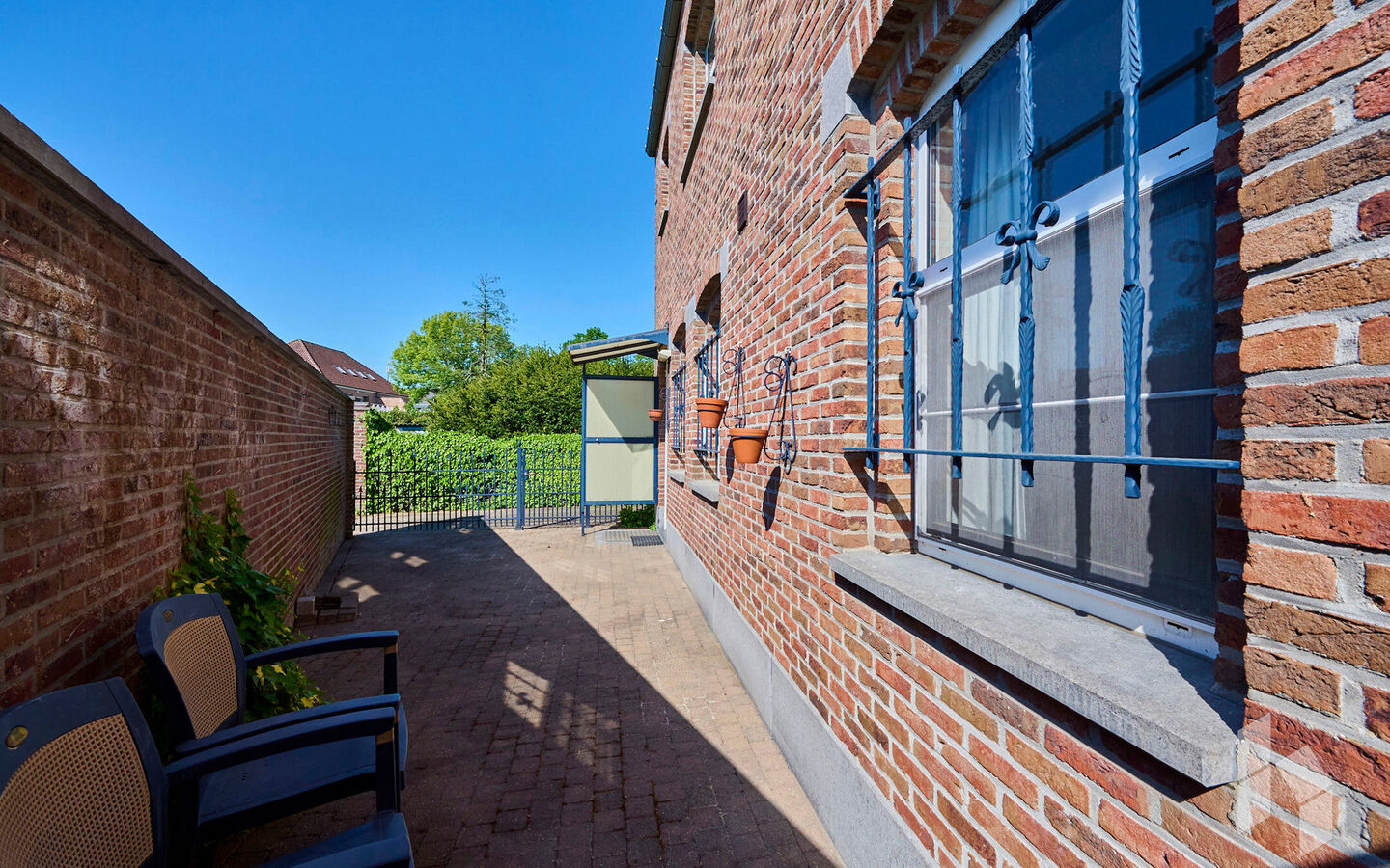 TROEVEN
- Levensloopbestendig appartement
- 3 slaapkamers 
- Rolluiken
- Massief houten parket 
- EPC Label C
- Asbestveilig
- Omheind terras met poortje op het zuidoosten 
- Aparte garage of fietsenbox
- Géén servicekosten