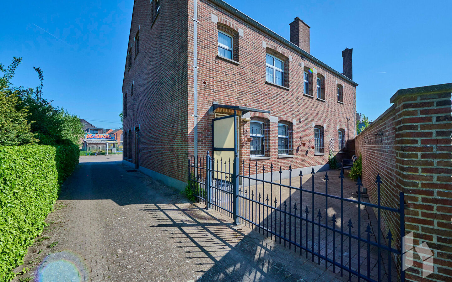 TROEVEN
- Levensloopbestendig appartement
- 3 slaapkamers 
- Rolluiken
- Massief houten parket 
- EPC Label C
- Asbestveilig
- Omheind terras met poortje op het zuidoosten 
- Aparte garage of fietsenbox
- Géén servicekosten