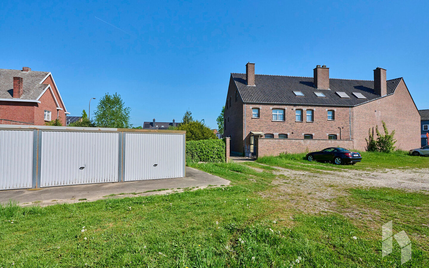 TROEVEN
- Levensloopbestendig appartement
- 3 slaapkamers 
- Rolluiken
- Massief houten parket 
- EPC Label C
- Asbestveilig
- Omheind terras met poortje op het zuidoosten 
- Aparte garage of fietsenbox
- Géén servicekosten