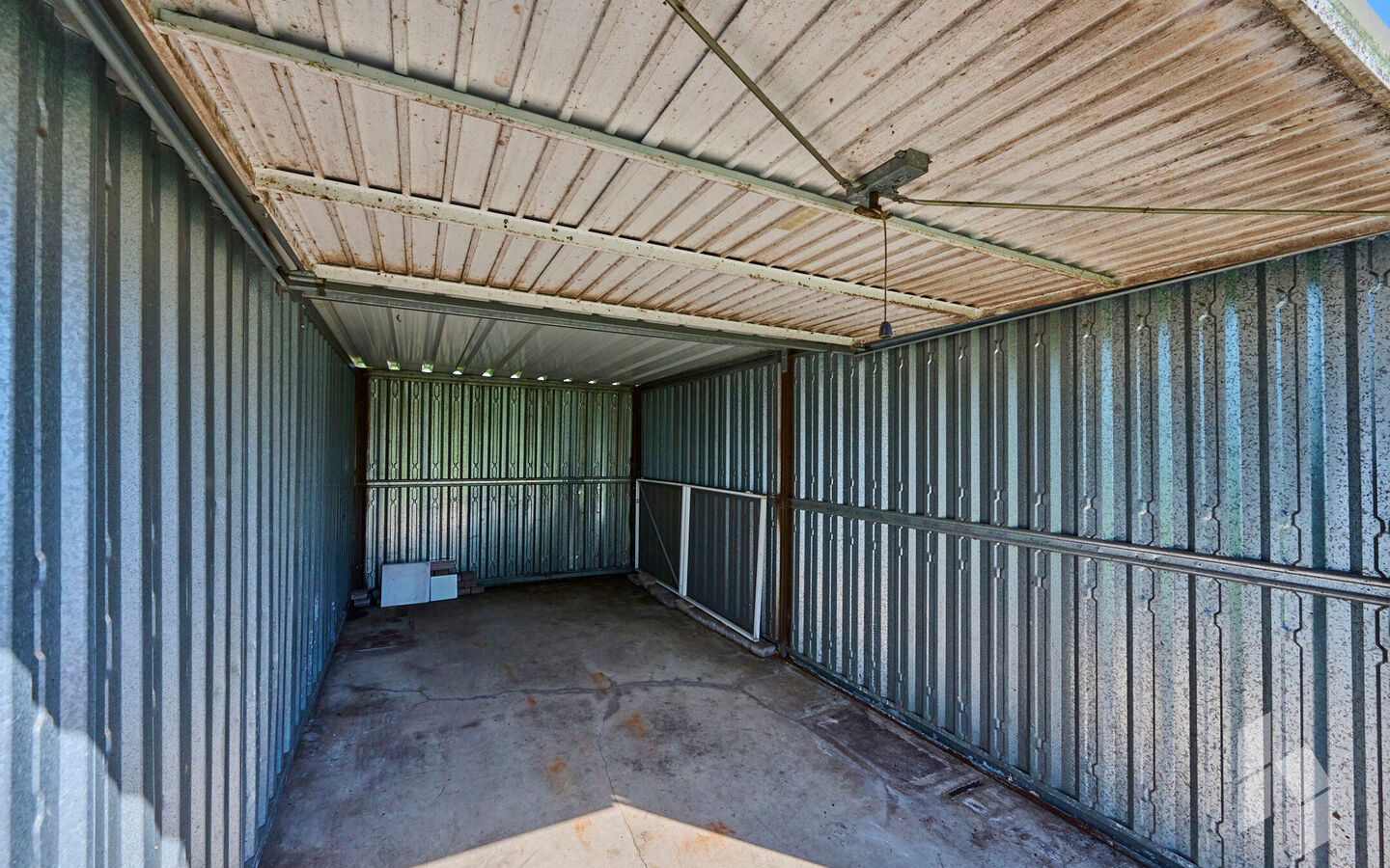 TROEVEN
- Levensloopbestendig appartement
- 3 slaapkamers 
- Rolluiken
- Massief houten parket 
- EPC Label C
- Asbestveilig
- Omheind terras met poortje op het zuidoosten 
- Aparte garage of fietsenbox
- Géén servicekosten