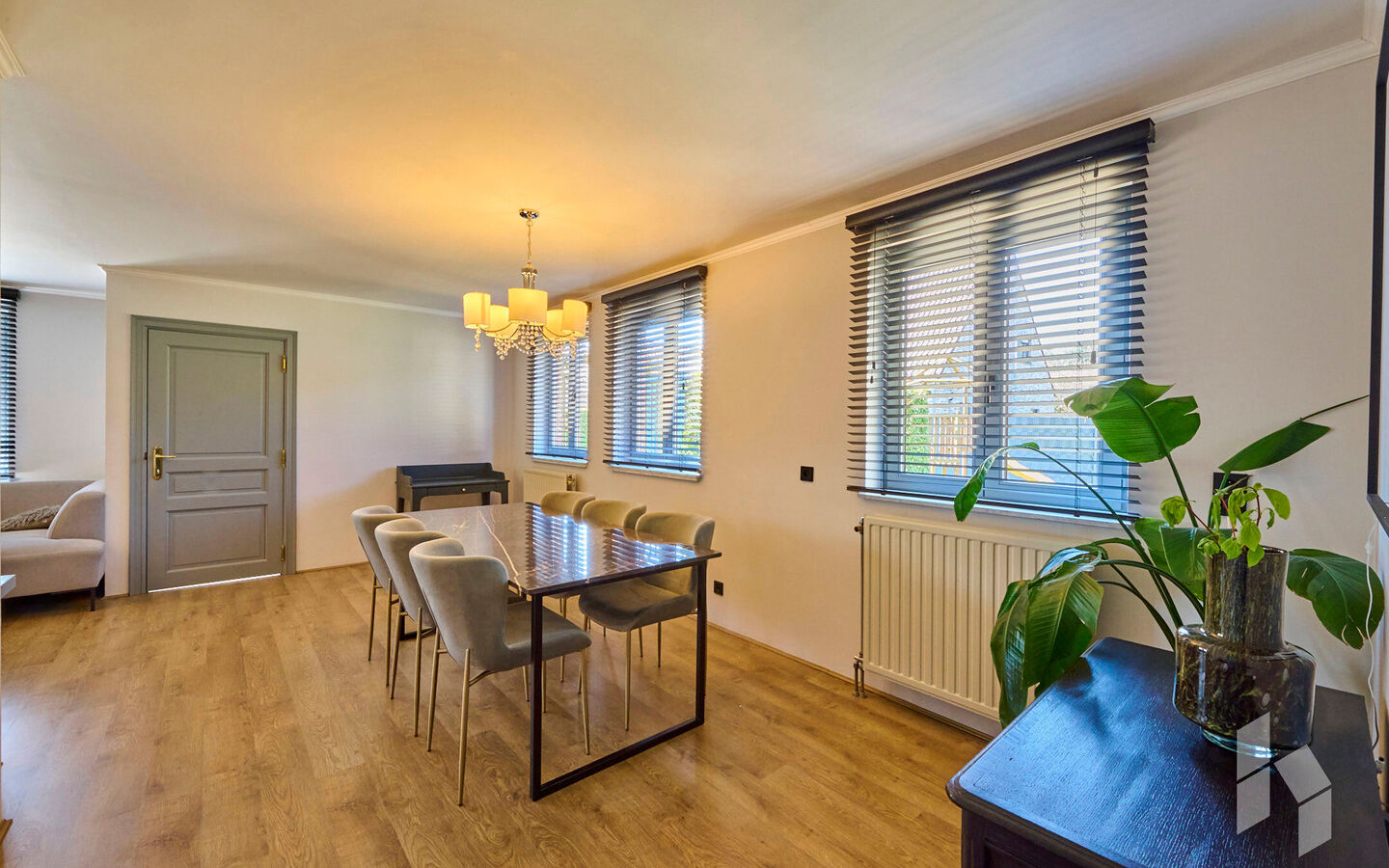 TROEVEN
- Instapklare woning
- Houtkachel living
- EPC Label C
- CV ketel Vaillant 2023
- Asbestveilig
- Omheinde tuin op zuidwesten 
- Rustige ligging in doodlopende straat
- Uitbreidingsvergunning met plan