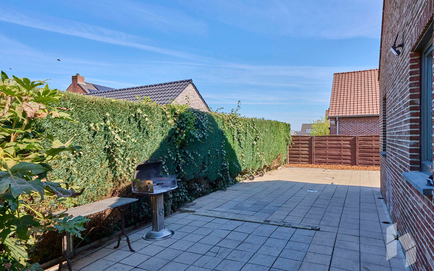 TROEVEN
- Instapklare woning
- Houtkachel living
- EPC Label C
- CV ketel Vaillant 2023
- Asbestveilig
- Omheinde tuin op zuidwesten 
- Rustige ligging in doodlopende straat
- Uitbreidingsvergunning met plan