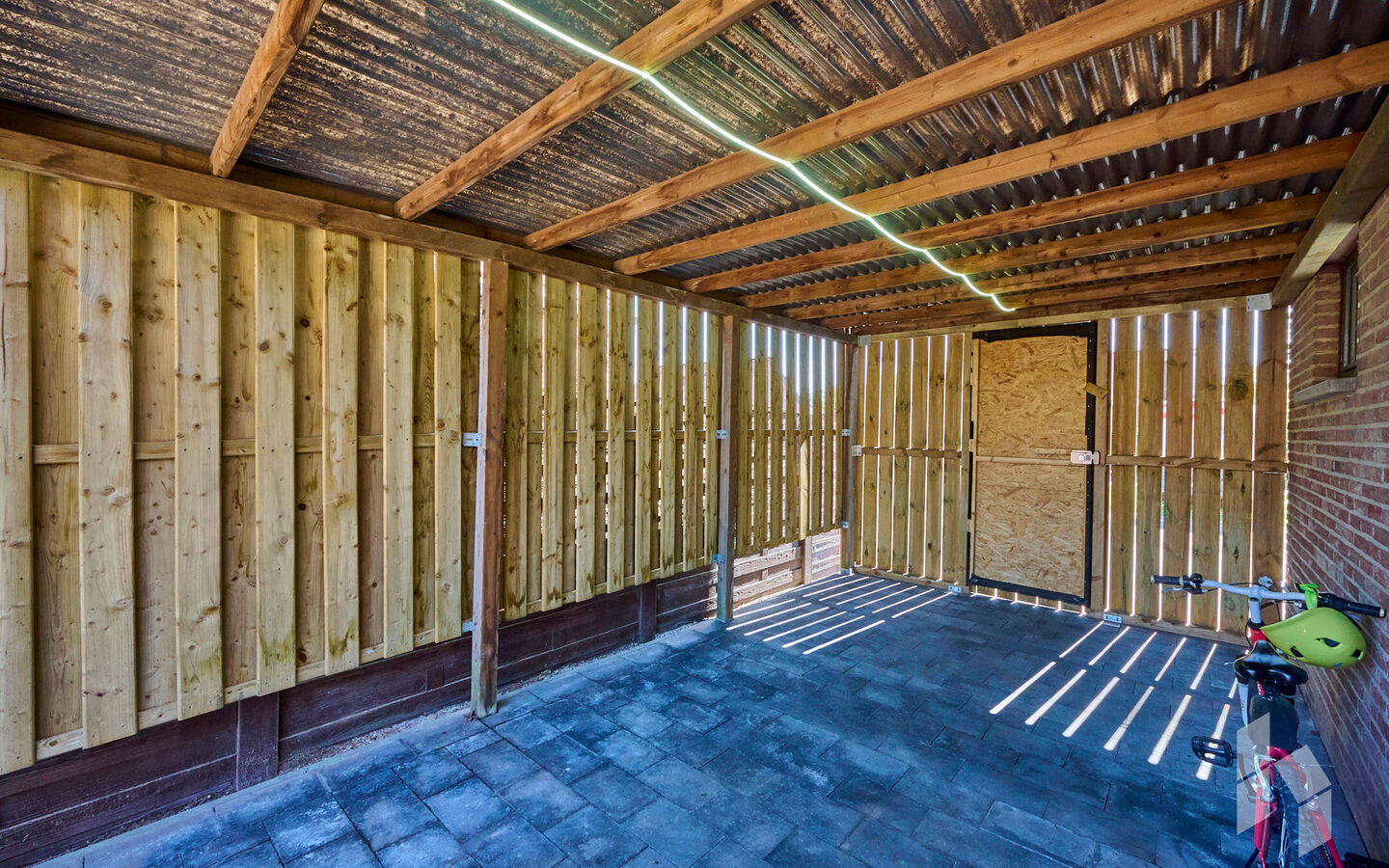 TROEVEN
- Instapklare woning
- Houtkachel living
- EPC Label C
- CV ketel Vaillant 2023
- Asbestveilig
- Omheinde tuin op zuidwesten 
- Rustige ligging in doodlopende straat
- Uitbreidingsvergunning met plan