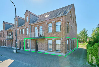 TROEVEN
- Levensloopbestendig appartement
- 3 slaapkamers 
- Rolluiken
- Massief houten parket 
- EPC Label C
- Asbestveilig
- Omheind terras met poortje op het zuidoosten 
- Aparte garage of fietsenbox
- Géén servicekosten